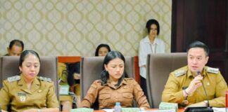 Wali Kota Kupang Dorong Pelatihan UMKM Jadi Solusi Perlindungan PMI Berkelanjutan Wali Kota Kupang, dr. Christian Widodo duduk berdampingan dengan Wakil Bupati Kupang, Aurum Titu Eky, Wakil Bupati Roten Ndao, Apremoi Dethan saat menghadiri Rapat Penanganan PMI Provinsi Nusa Tenggara Timur di Ruang Rapat Gubernur NTT, Selasa (20/1)