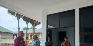 NTT Mart Sabu Raijua Segera Hadir di Pasar Nataga, Jual Produk UMKM Lokal Wakil Bupati Sabu Raijua, Thibias Uly didampingi Kadisperindagkop Sabu Raijua Gab Pian ketika memantau progres renovasi lokasi NTT Mart di Pasar Nataga, Sabu Barat