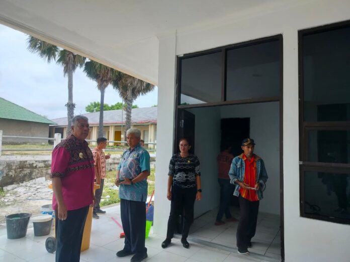 Wakil Bupati Sabu Raijua, Thibias Uly didampingi Kadisperindagkop Sabu Raijua Gab Pian ketika memantau progres renovasi lokasi NTT Mart di Pasar Nataga, Sabu Barat