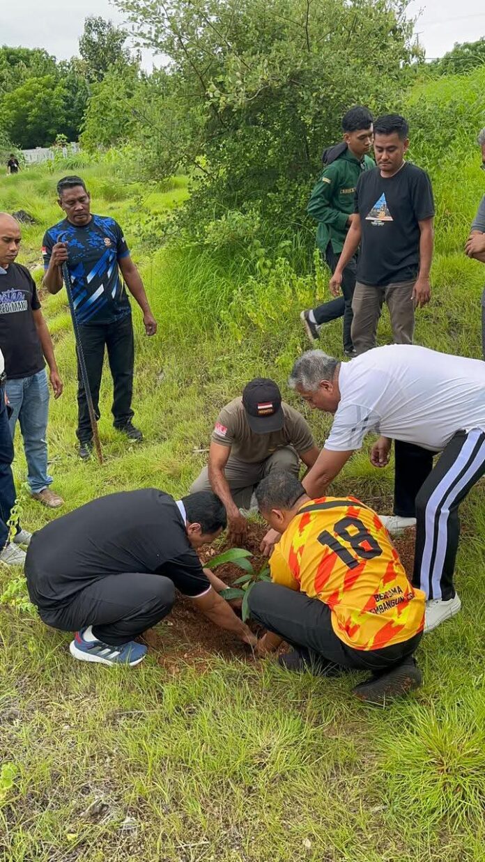 Bupati Sabu Raijua, Krisman Riwu Kore didampingi Wakil Bupati Sabu Raijua, Thobias Uly dan sejumlah pegawai lingkup Pemkab Sabu Raijua melakukan aksi penghijauan di alun-alun rumah Jabatan Bupati Sabu Raijua