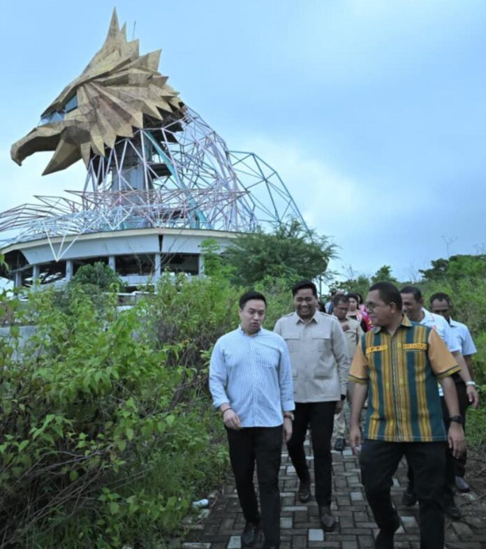 Walikota Kupang dr Christian Widodo, Gubernur NTT Melki Laka Lena, Ketua DPRD Kota Kupang, Ruchard Odja, Bupati Kupang Yosep Lede usai melihat monumen flobamora di Desa Nitneo Kecamatan Kupang Barat, Kabupaten Kupang