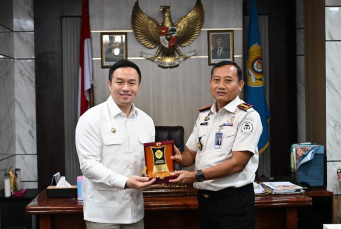 Walikota Kupang dr Christian Widodo dan Kepala Kantor Imigrasi Kelas I TPI Kupang, Ma’mum, SE., M.Si, setelah melakukan diskusi di Kantor Walikota Kupang, Jumat (23/1/2026)