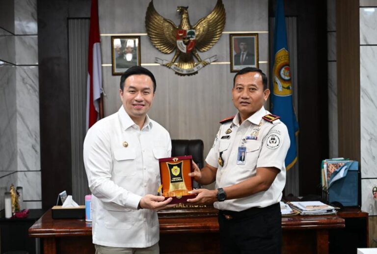Walikota Kupang dr Christian Widodo dan Kepala Kantor Imigrasi Kelas I TPI Kupang, Ma’mum, SE., M.Si, setelah melakukan diskusi di Kantor Walikota Kupang, Jumat (23/1/2026)