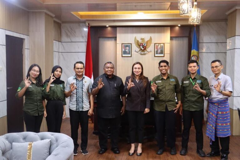 Wakil Wali Kota Kupang, Serena Cosgrova Francis, S.Sos., M.Sc., CEO Bank Sampah Digital Donasisampahmu.id, Fajar Ar Mansyur, Ketua Relawan Donasisampahmu.id Lucianos D. Hefri Persli, serta perwakilan relawan Ayu Lestari Samsul, Antonia Trisnawati Lestari, dan Nuning M. Sani. Wakil Wali Kota Kupang didampingi Kepala Dinas Lingkungan Hidup dan Kebersihan Kota Kupang, Matheos A. H. T. Maahury, SH., foto bersama di ruang kerja Wakil Walikota Kupang usai beraudiense membahas kolaborasi pengelolaan sampah berkelanjutan