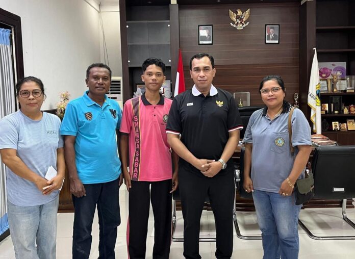 Bupati sabu Raijua, Krisman Riwu Kore, menerima Grand Finalis Duta Siswa Indonesia 2026 asal Kabupaten Sabu Raijua, Julian Yusmar Dima Huda bersam guru pendamping dan Plh Kepala Sekolah di Rujab Bupati Sabu Raijua, jumat (23/1)
