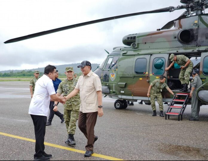 Bupati Belu Wilybrodus Lay ketika menyambut Menhan Sjafrie Sjamsoedin di Bandara AA Bere Talo, Kabupaten Belu, Kamis (23/1)
