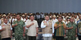 Pelantikan Untas, Nando Soares: NTT Rumah Bersama dan Tempat Pengabdian Ketua Organisasi Untas, Nando Soares (tengah) diapit Menhan Sjafri Sjamsoedin dan Gubernur NTT Melki Lakalena ketika pelantikan pengurus Untas di Hotel Harper Kupang