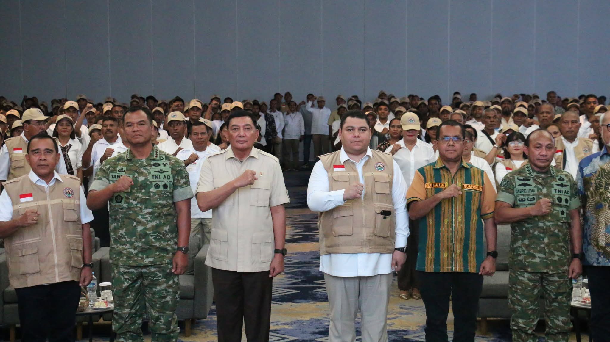 Ketua Organisasi Untas, Nando Soares (tengah) diapit Menhan Sjafri Sjamsoedin dan Gubernur NTT Melki Lakalena ketika pelantikan pengurus Untas di Hotel Harper Kupang