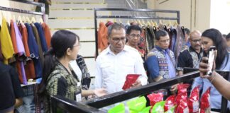 Wagub Johni Asadoma Resmikan NTT Mart di Sumba Timur, Akses Pasar UMKM Diperluas Wakil Gubernur NTT Jhoni Asadoma ketika memantau Gerai NTT Mart Sumba Timur di Waingapu, Jumat (23/1)