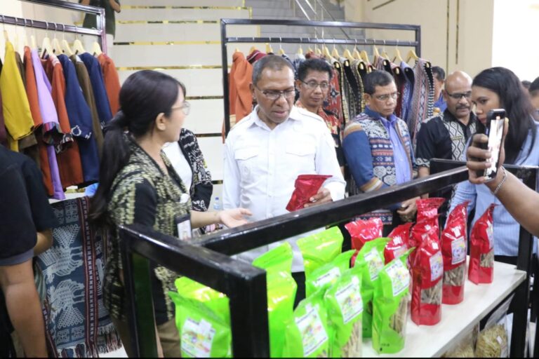 Wakil Gubernur NTT Jhoni Asadoma ketika memantau Gerai NTT Mart Sumba Timur di Waingapu, Jumat (23/1)