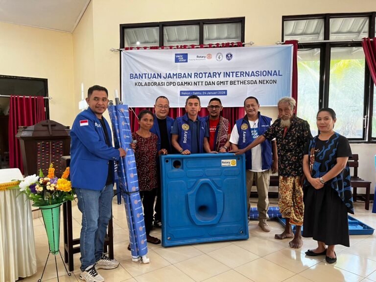 Presiden Rotary Club Kupang Rastamores, Abed Frans, Ketua DPD GAMKI NTT Winston Rondo, Ketua Majeli Jemaat GMIT Baitesda Nekon Pendeta Beatris Peny, MTh., ketika menyerahkan secara simbolis jamban sehat bagi 28 kepala keluarga/jemaat, sabtu (24/1)