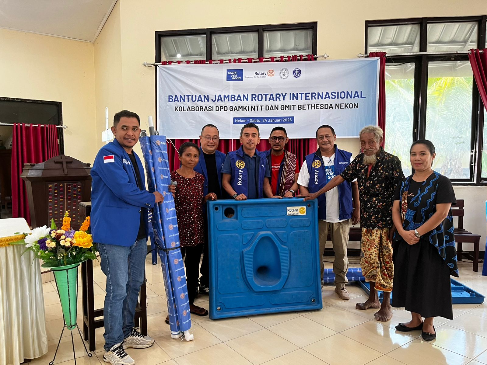 Presiden Rotary Club Kupang Rastamores, Abed Frans, Ketua DPD GAMKI NTT Winston Rondo, Ketua Majeli Jemaat GMIT Baitesda Nekon Pendeta Beatris Peny, MTh., ketika menyerahkan secara simbolis jamban sehat bagi 28 kepala keluarga/jemaat, sabtu (24/1)