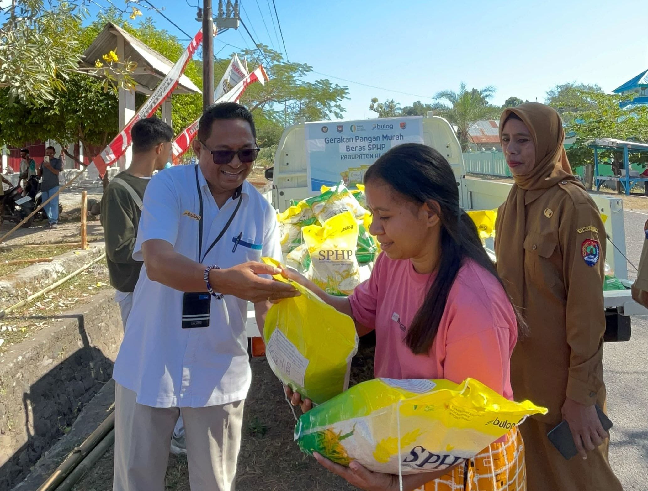 BULOG Pastikan Beras SPHP Melimpah di Pasar Alor, 1.500 Ton: Masyarakat Diminta Tidak Panik 4 IMG 20260810 WA00342